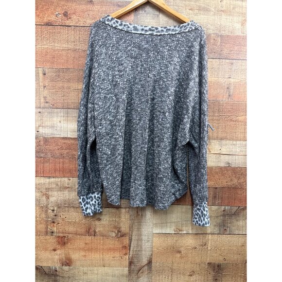 BKE Daytrip Womens Gray Knit V-Neck Sweater With Leopard Trim Size M - Picture 4 of 7